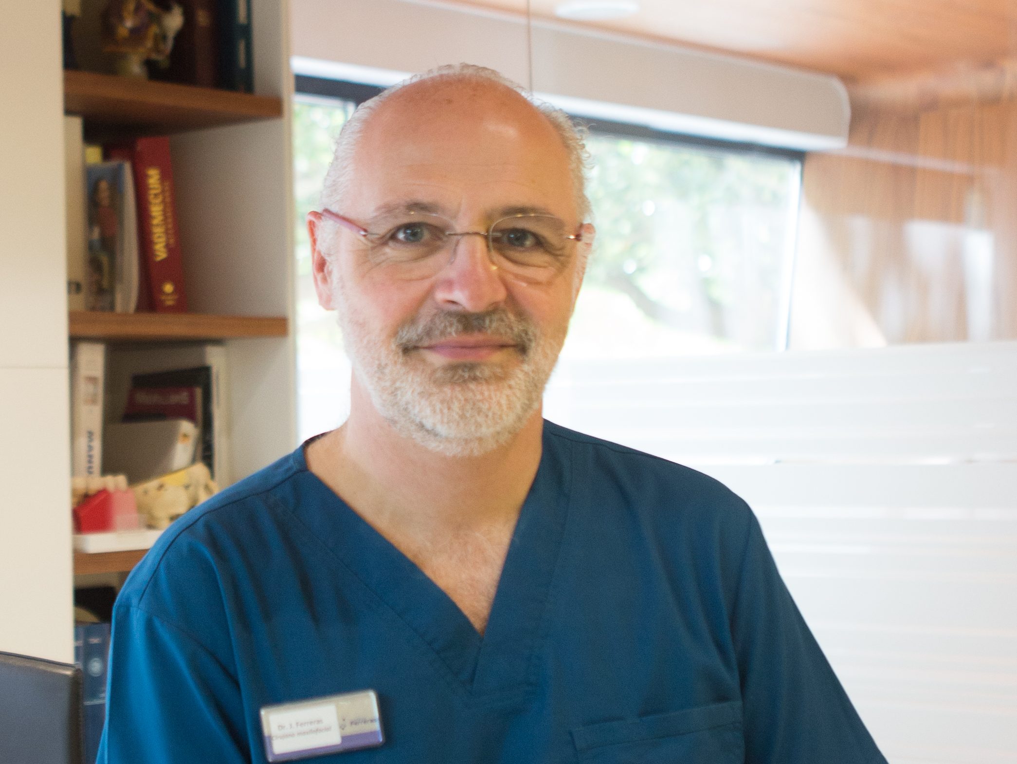 El Dr. Ferreras Granado, doctor cum laude en Medicina y Cirugía por la Universidad de Valladolid y especialista en cirugía oral y maxilofacial, es un referente en el sector bucodental gracias a sus más de 20 años de experiencia en el ámbito de la implantología y la cirugía oral y maxilofacial. El Dr. Ferreras ha participado como investigador en múltiples proyectos a nivel regional y nacional y es miembro numerario de la Sociedad Española de Cirugía Oral y Maxilofacial y de la Sociedad Española de Cirugía de Cabeza y Cuello. Asimismo, ha publicado más de 30 artículos científicos o capítulos de libros y ha realizado más de 70 ponencias en congresos nacionales e internacionales. Debido a su larga trayectoria, también imparte seminarios y cursos dirigidos a profesionales que quieren ampliar su conocimiento sobre implantología compleja