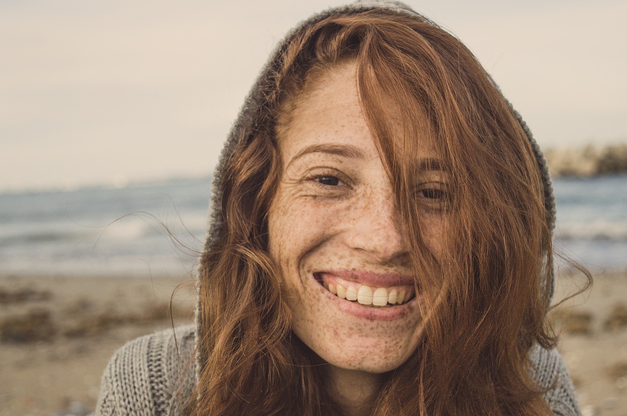 ¿La gente con más confianza en su sonrisa es más feliz?