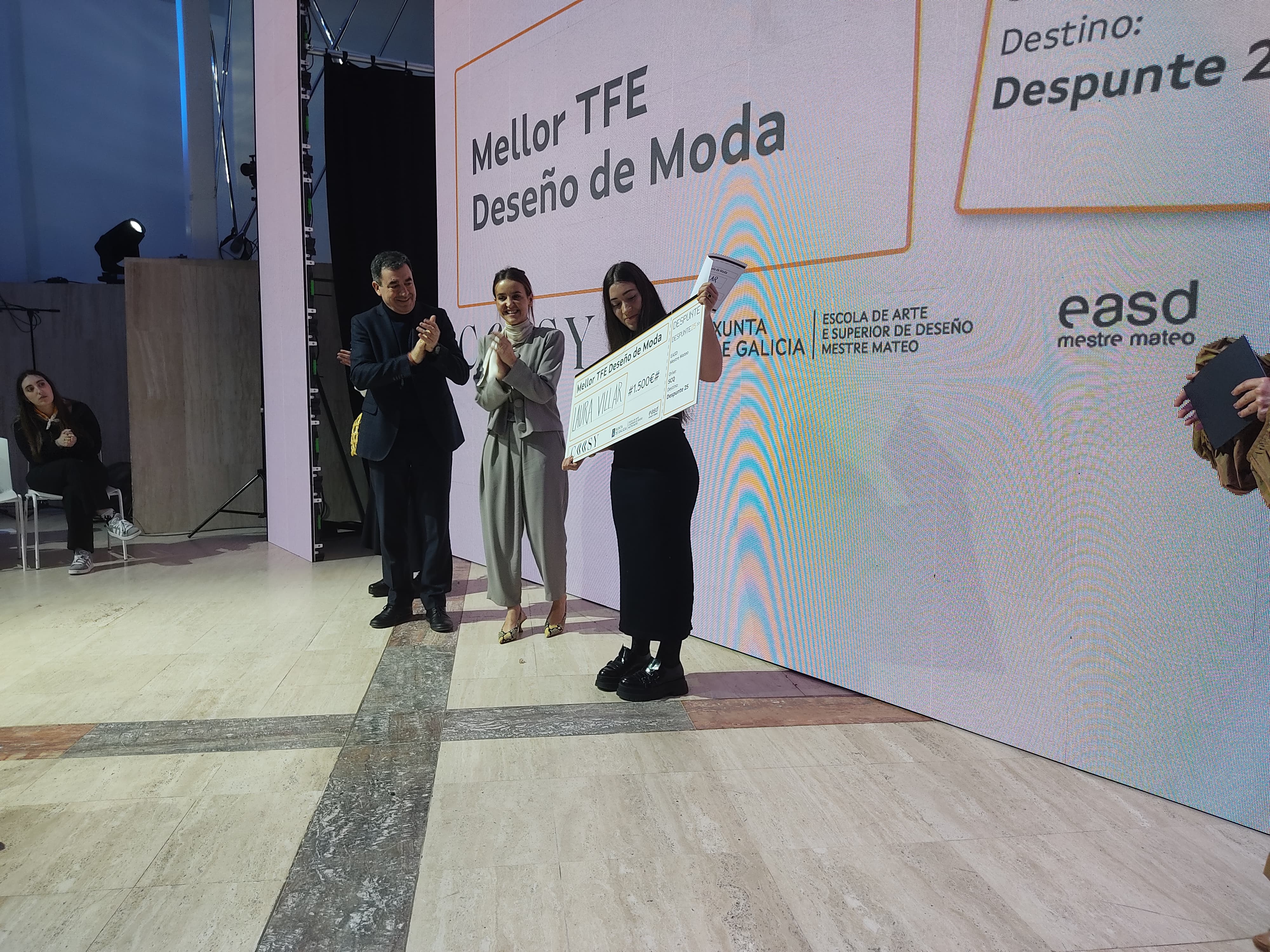 Laura Villar Loureiro gaña o Premio Despunte 25 coa sua colección Lembranza