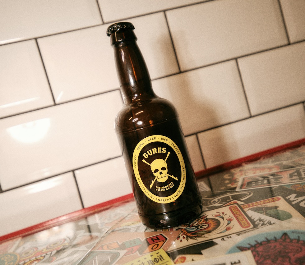 GURES lanza este viernes, 11 de abril, Anarchy Lager,la irreverente cerveza ‘craft’ con la que rinde homenaje al 50 aniversario de Sex&nbsp;Pistols