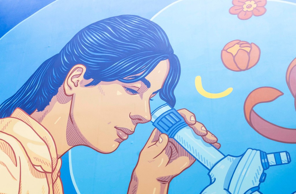 O mural de gran formato de Lidia Cao homenaxea as mulleres científicas en Marineda&nbsp;City