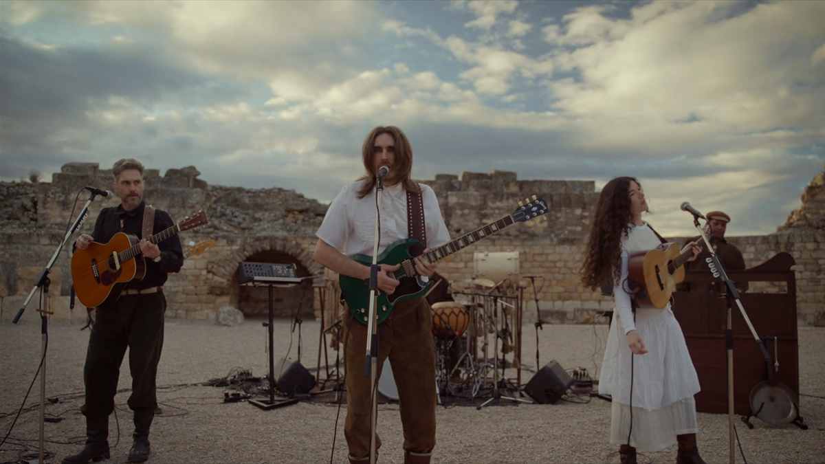 CARLOS ARES nos traslada a un  «PÁRAMO» oscuro y crudo en su nuevo single