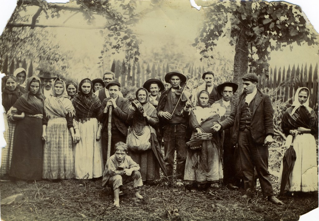 Os músicos da romaría de San Campio abren a escolma do Arquivo da RAG de imaxes arredor do&nbsp;cancioneiro