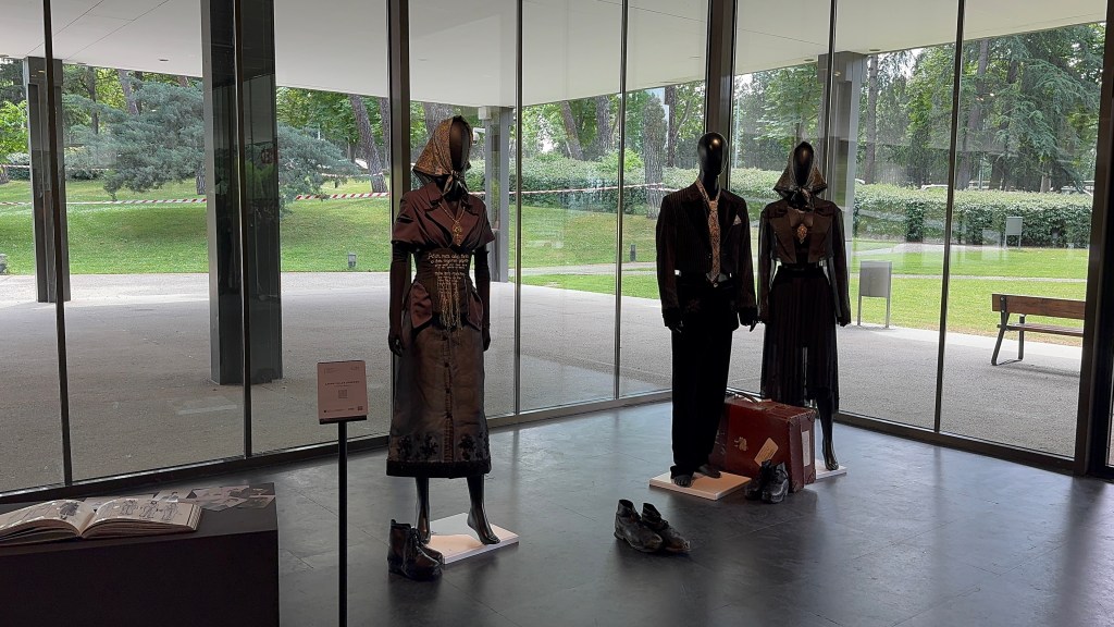 Laura Villar leva a tradición e a memoria galega ao Museo do Traxe de Madrid coa exposición&nbsp;«Diáspora»