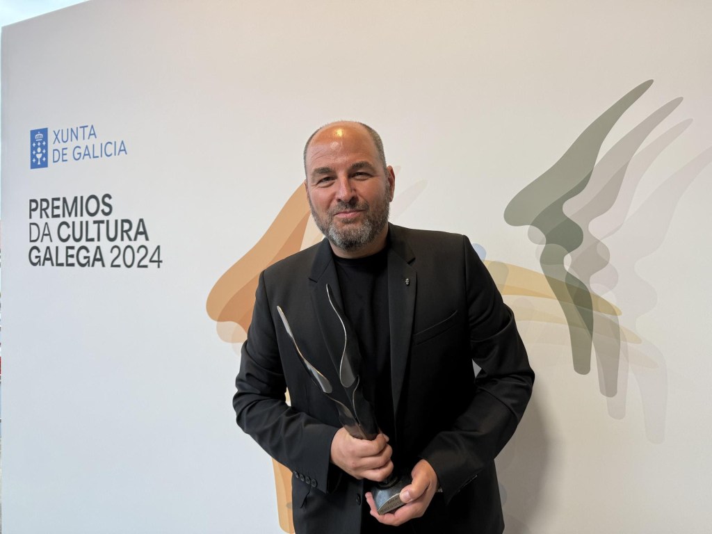 Kin Martínez recibe el galardón de los Premios da Cultura Galega en la categoría de&nbsp;música