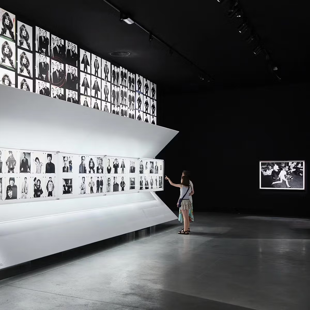 Continúan las visitas guiadas a la expo de David Bailey