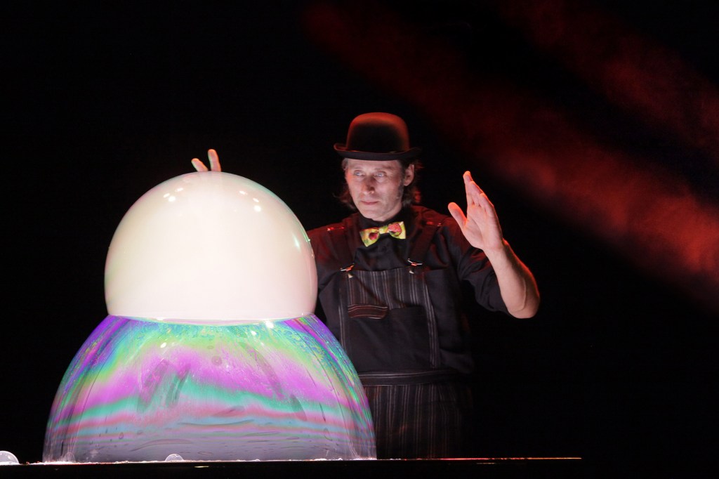 Espectáculo de pompas de xabón este domingo en Cerdedo-Cotobade da man do ciclo&nbsp;+Escénicas