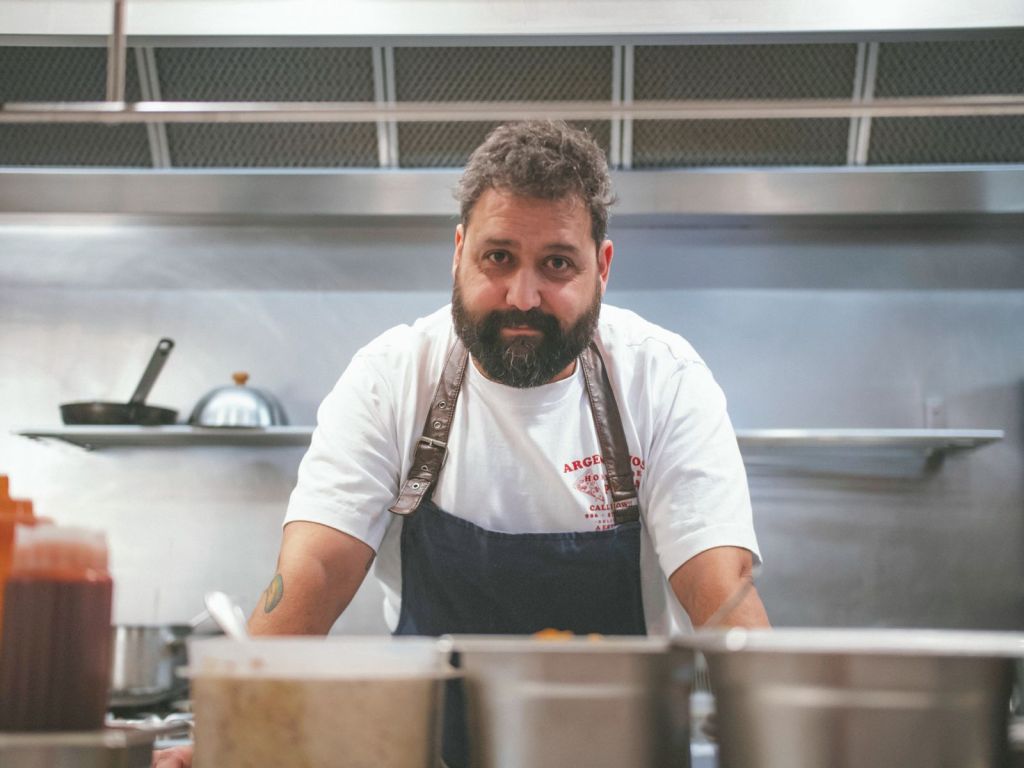 La cocina callejera de Gonzalo Pose protagoniza laquinta entrega de “Cocinando Santiago&nbsp;2025”