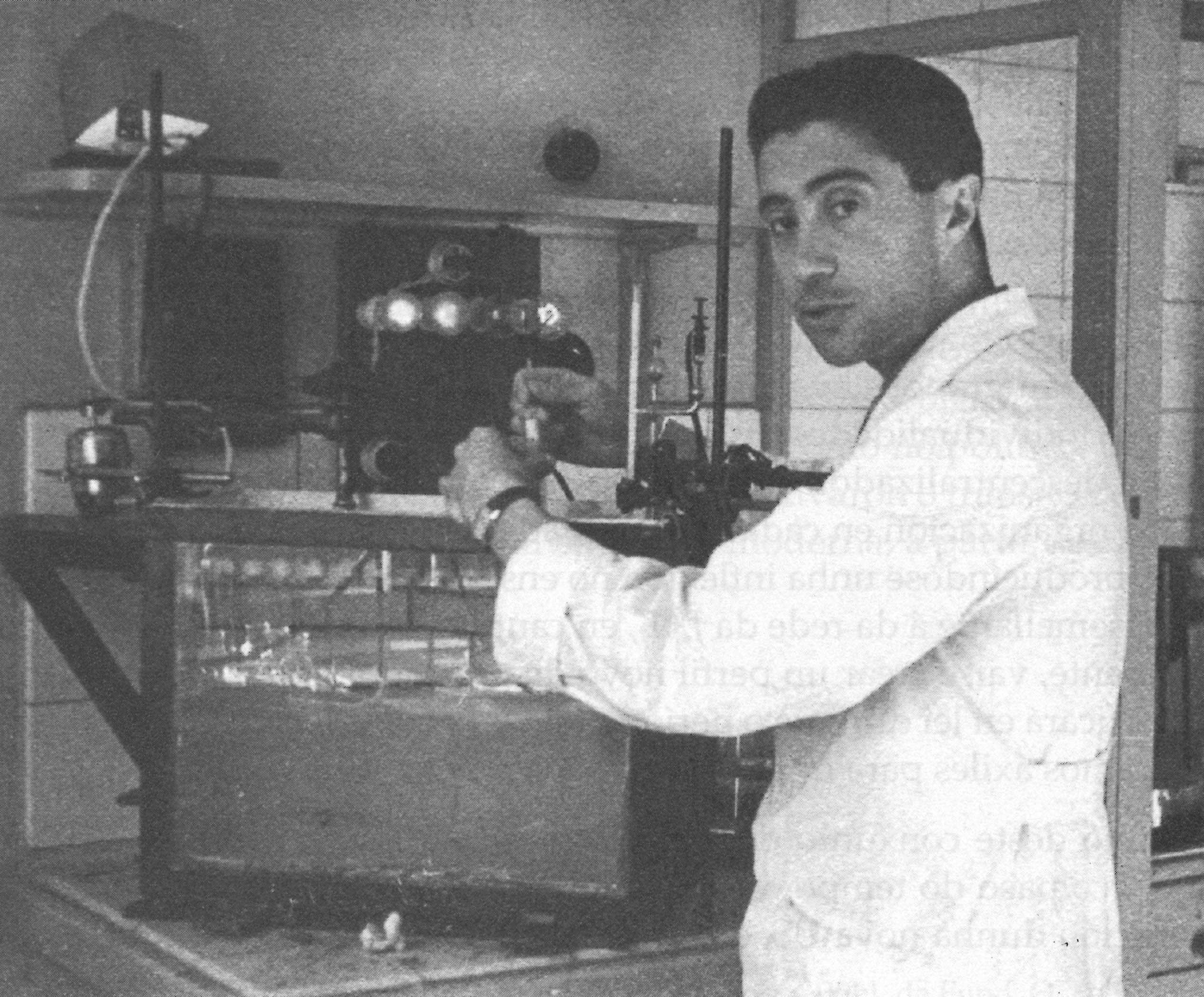 A Real Academia Galega de Ciencias coloca unha placa homenaxe ao
químico Fernando Calvet