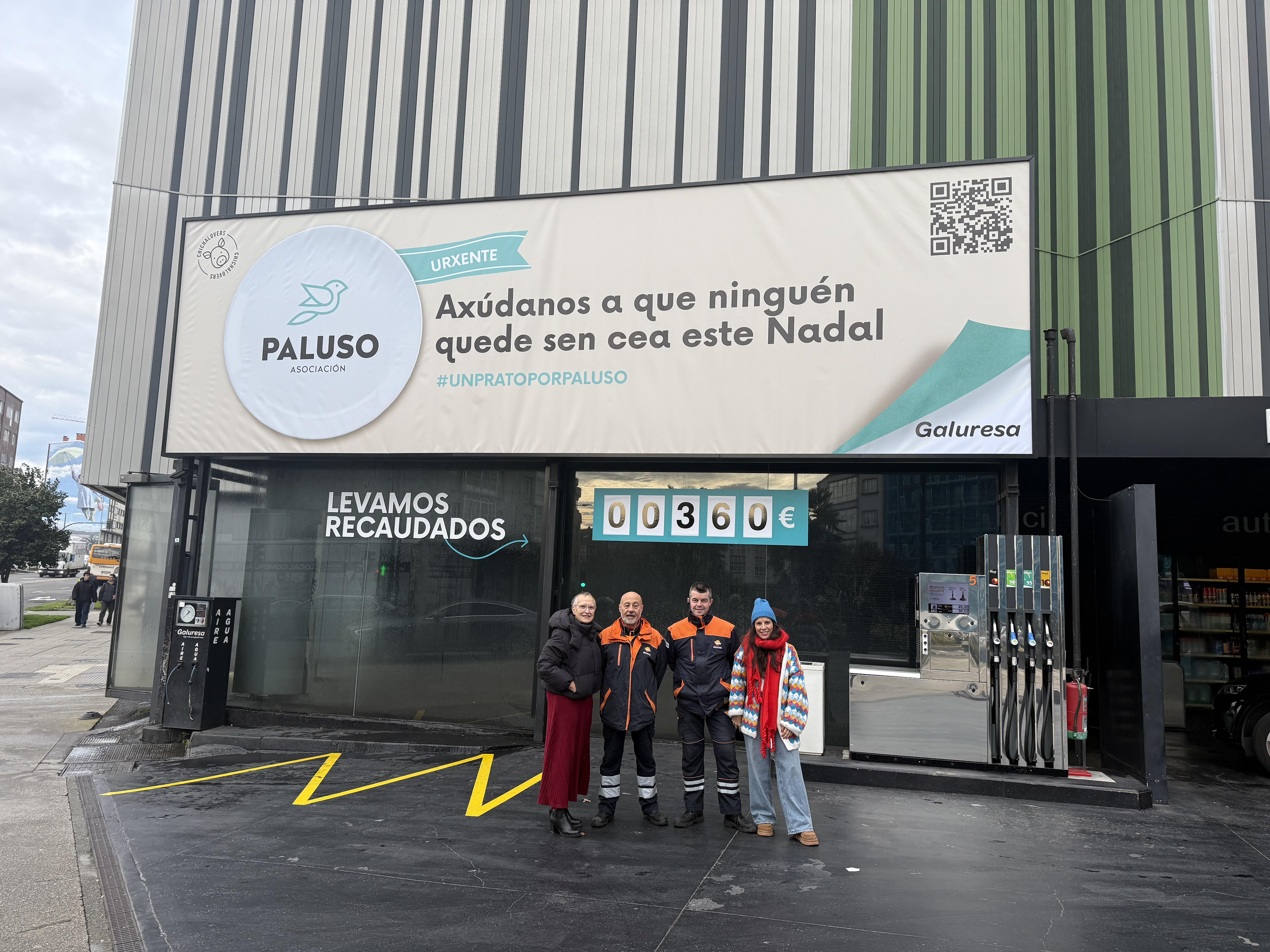 Una valla publicitaria en Santiago para que nadie coma solo estas Navidades