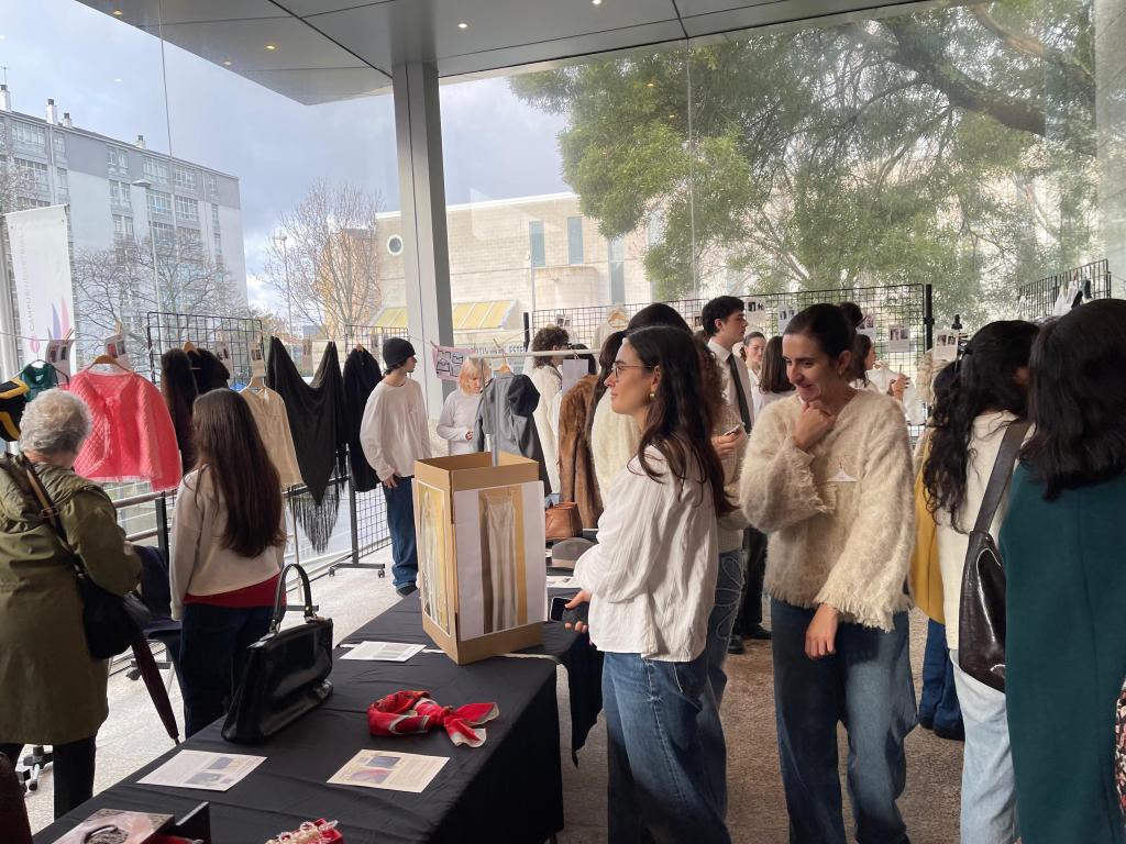 Alumnado do grao en Xestión Industrial da Moda presenta unha exposición efémera a partires das prendas que usaban os seus avós e&nbsp;avoas