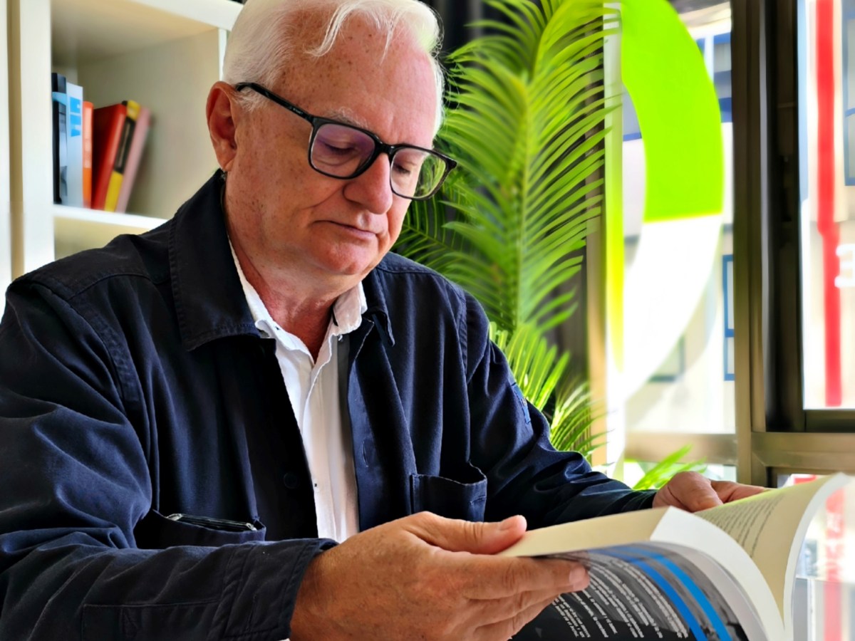 El escritor Xosé Manuel Villanueva presenta su nueva novela, “La gratitud de los delfines”, en
la sede de&nbsp;Afundación