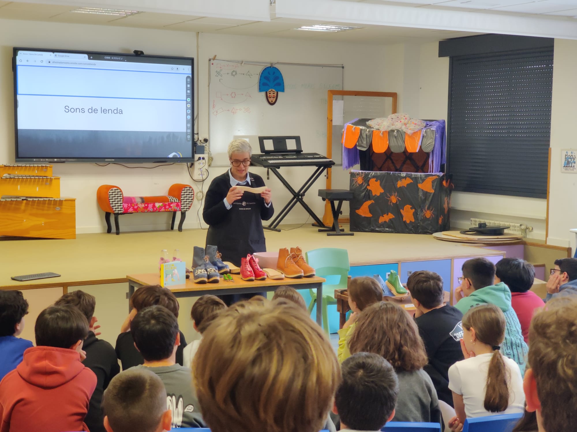Elena Ferro e Xosé Manuel Sanín levaron a escolas da Coruña oficios tradicionais