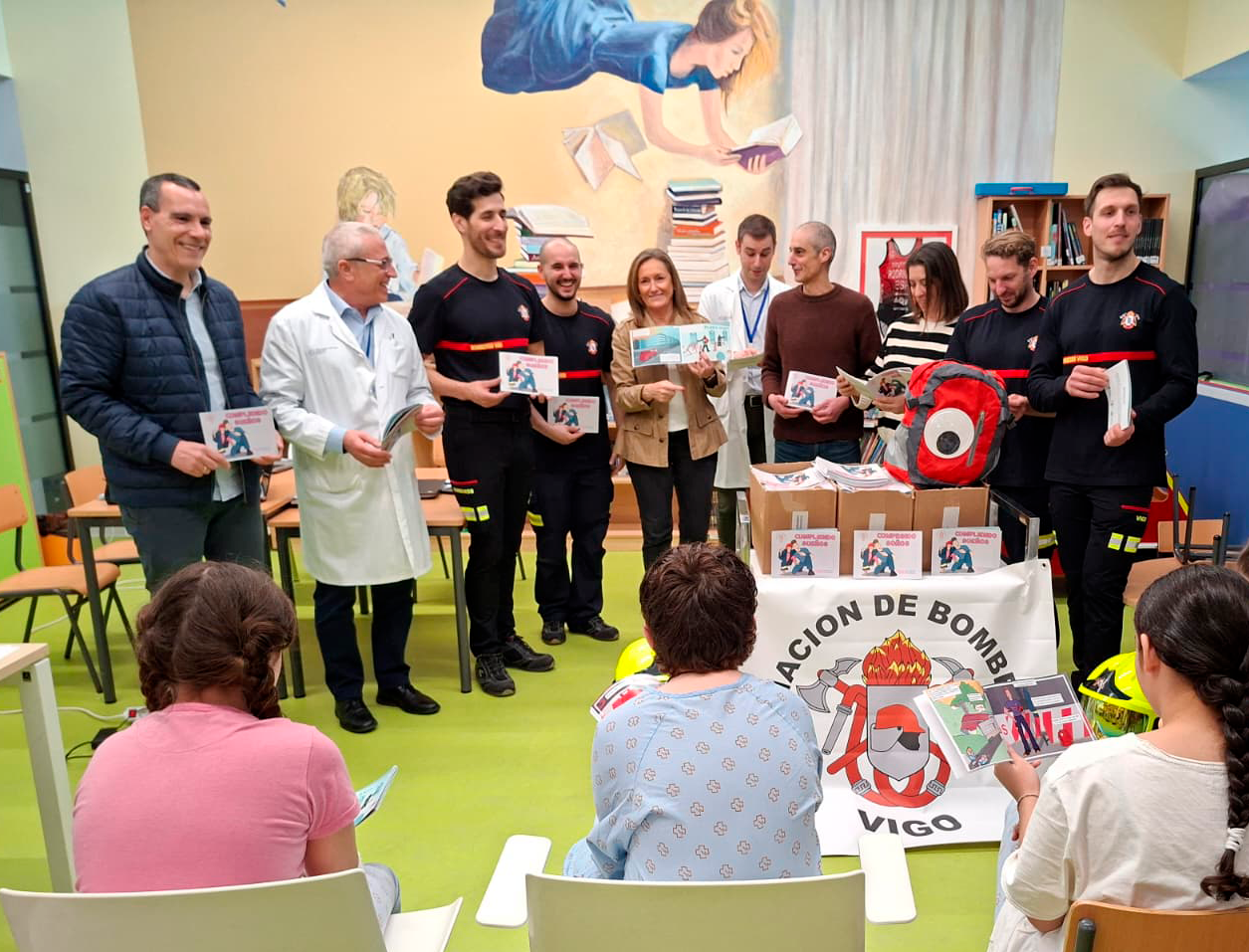 Los bomberos de Vigo y la Diputación llevan ilusión y 2.000 cuentos al Hospital Álvaro Cunqueiro