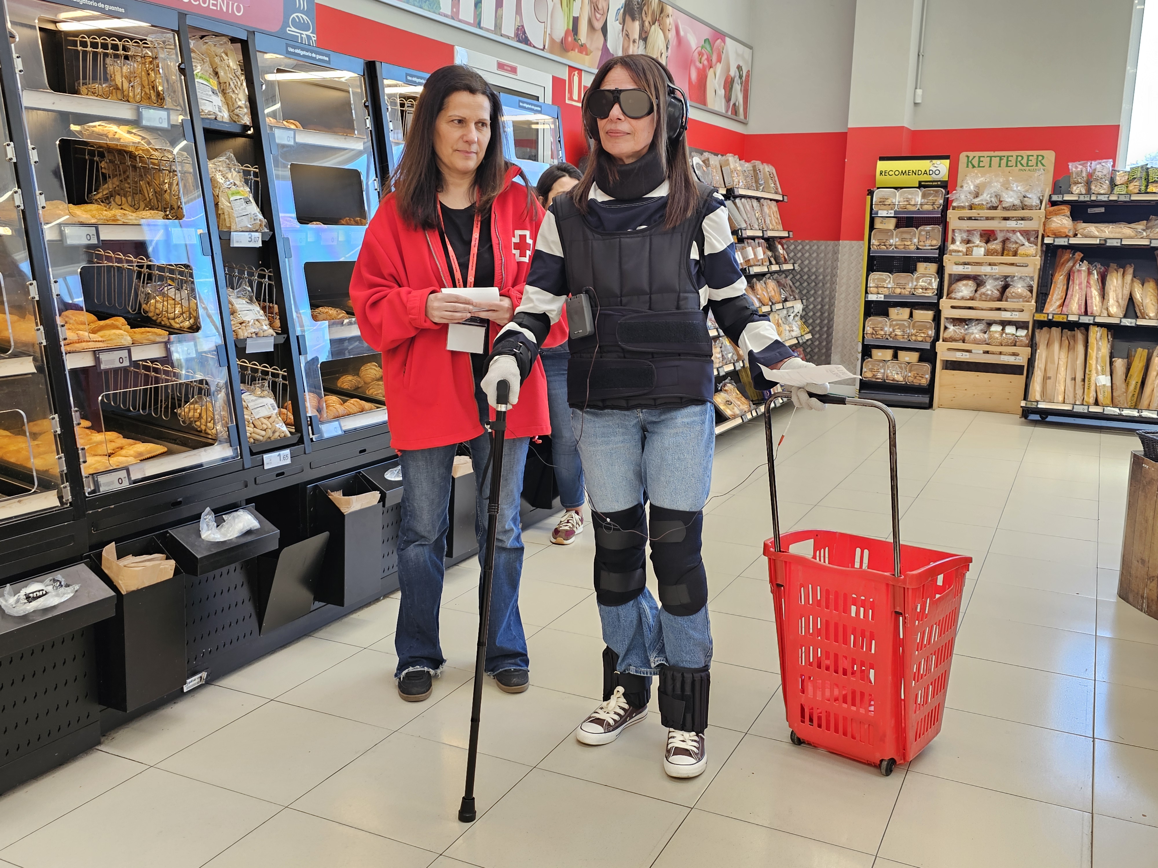 Experimentar las sensaciones de tener 80 años para combatir el edadismo en el supermercado
