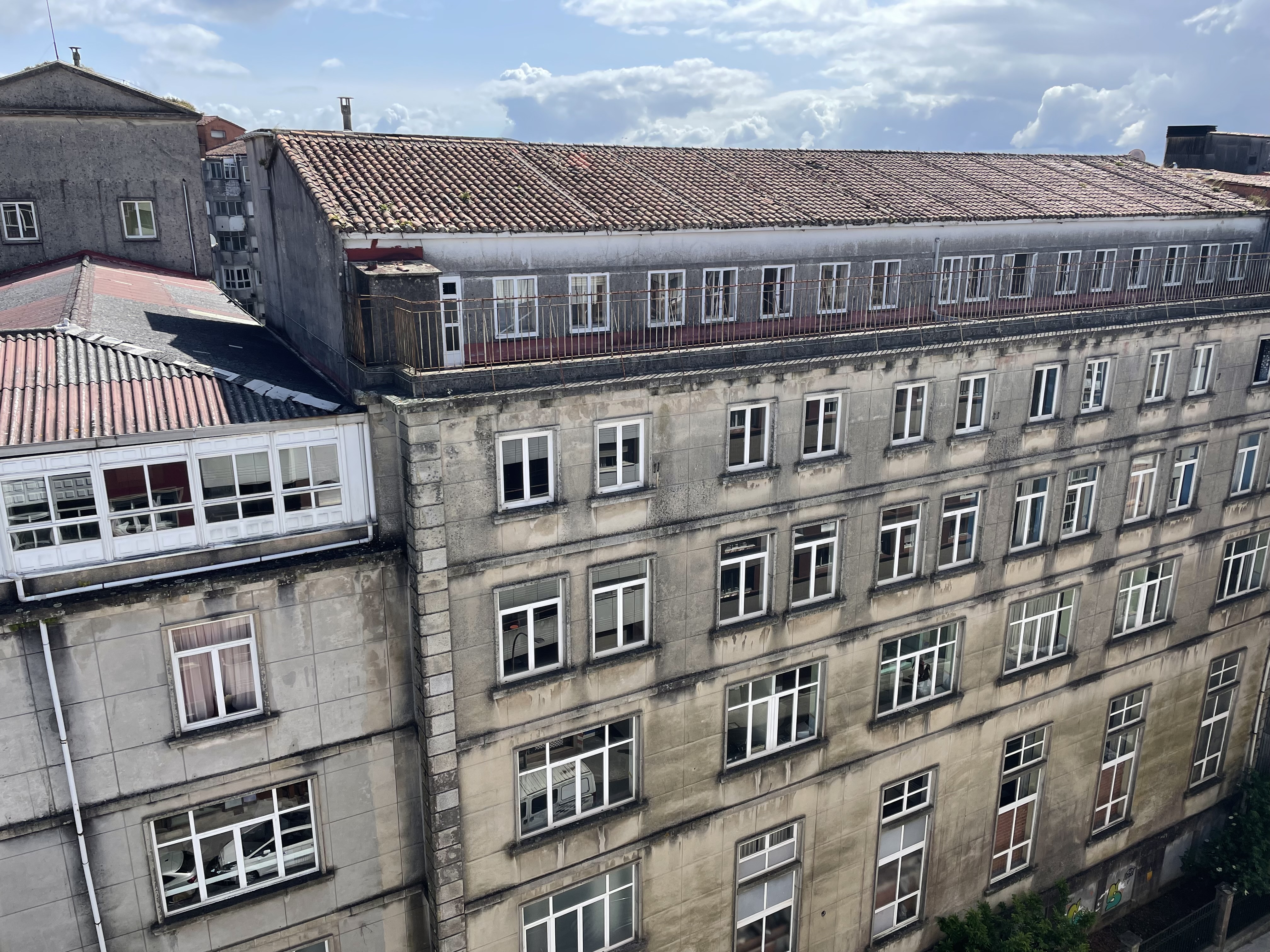 El Pleno del Ayuntamiento de Santiago desbloquea el desarrollo de la antigua parcela del Colegio Peleteiro