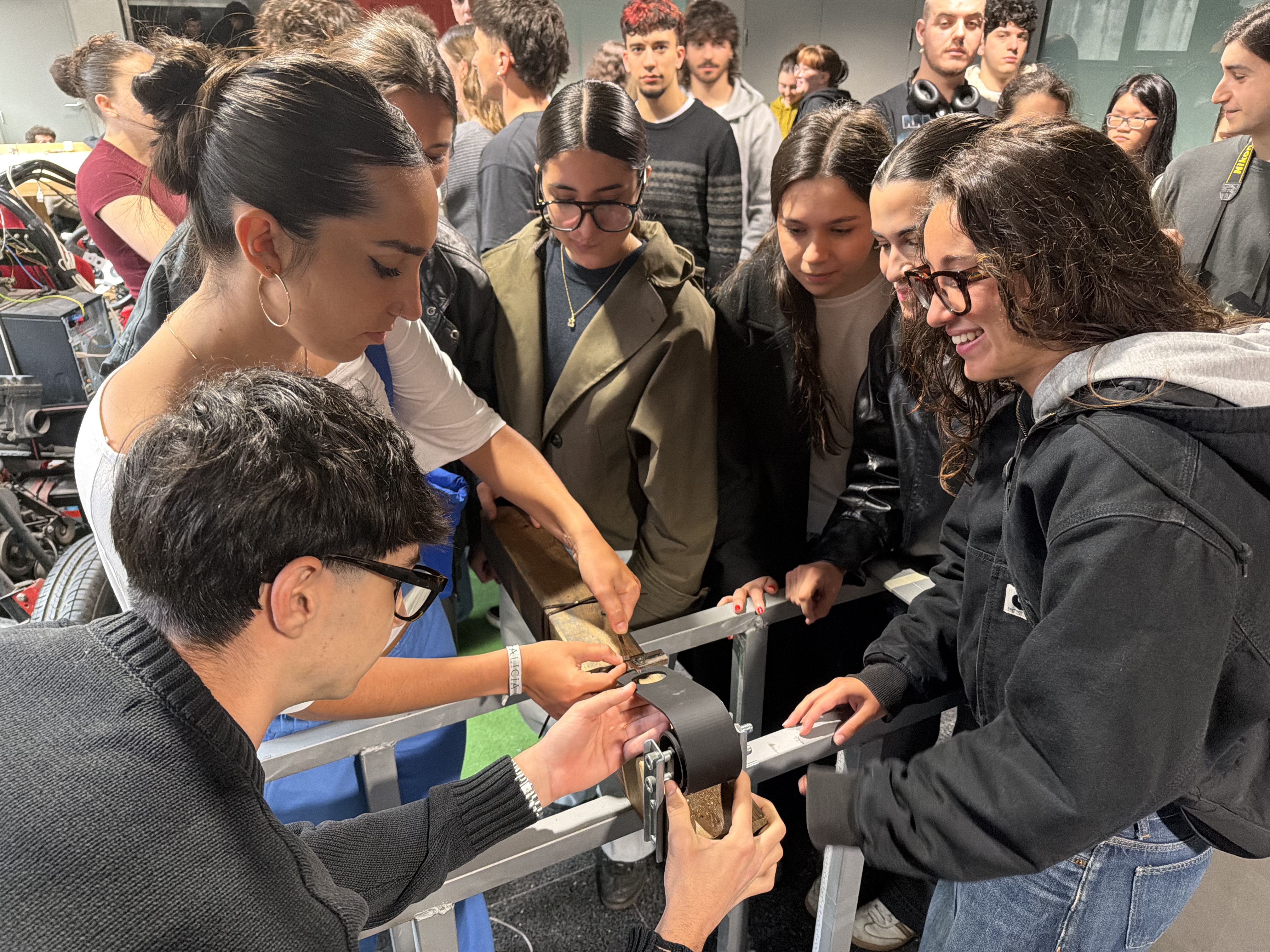 O alumnado da Escola Universitaria de Deseño Industrial disputa o concurso de catapultas impresas en 3D