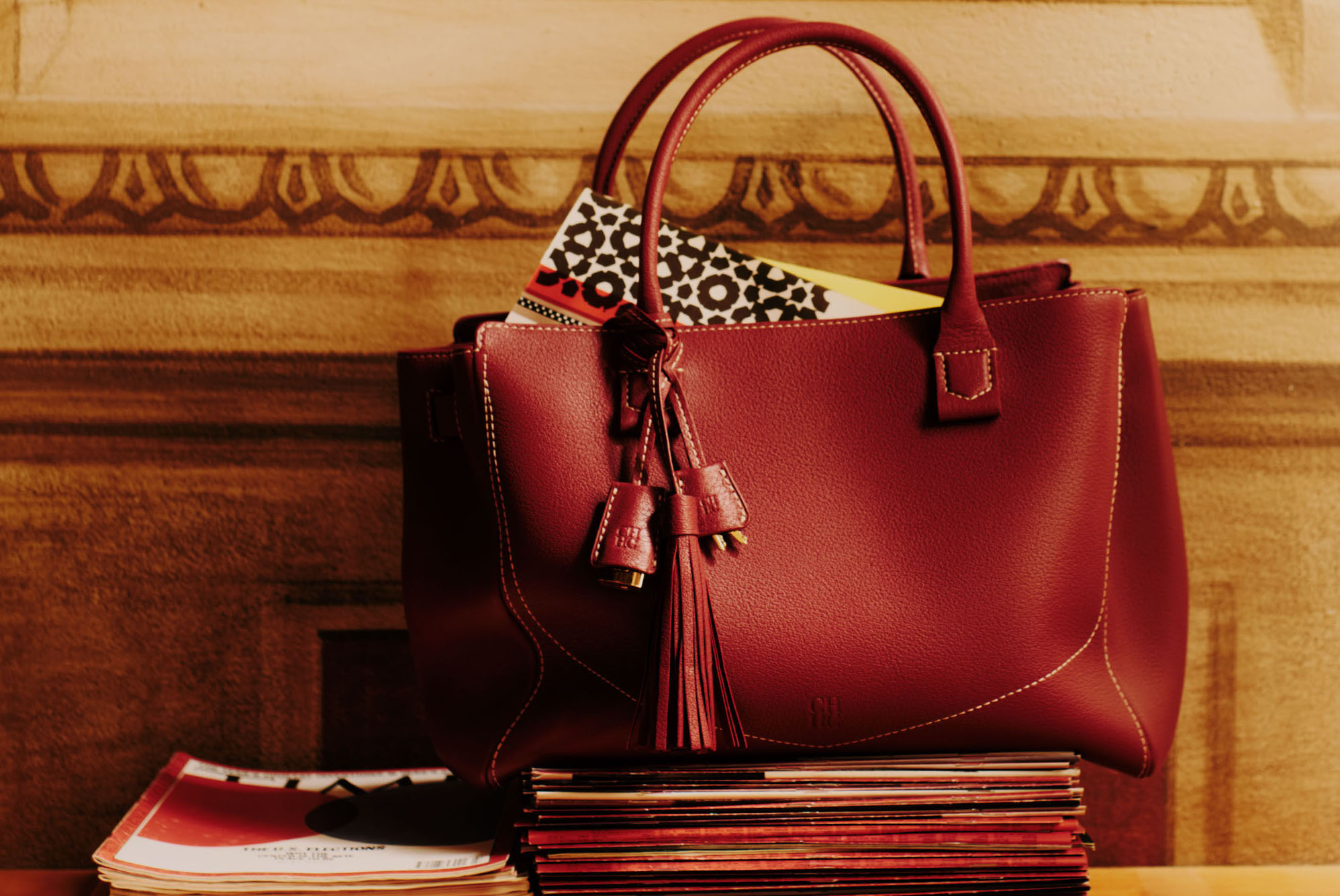 CH Carolina Herrera presenta Blasón Hidalgo Bag, un nuevo bolso de piel creado en España